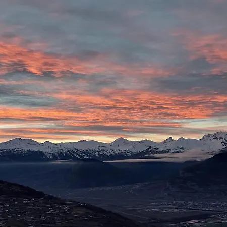 With Front Balcony 아파트